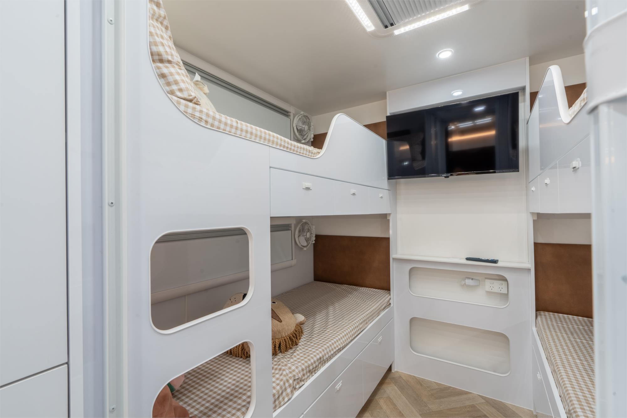 Hornet 2304 Quad Bunk East-West