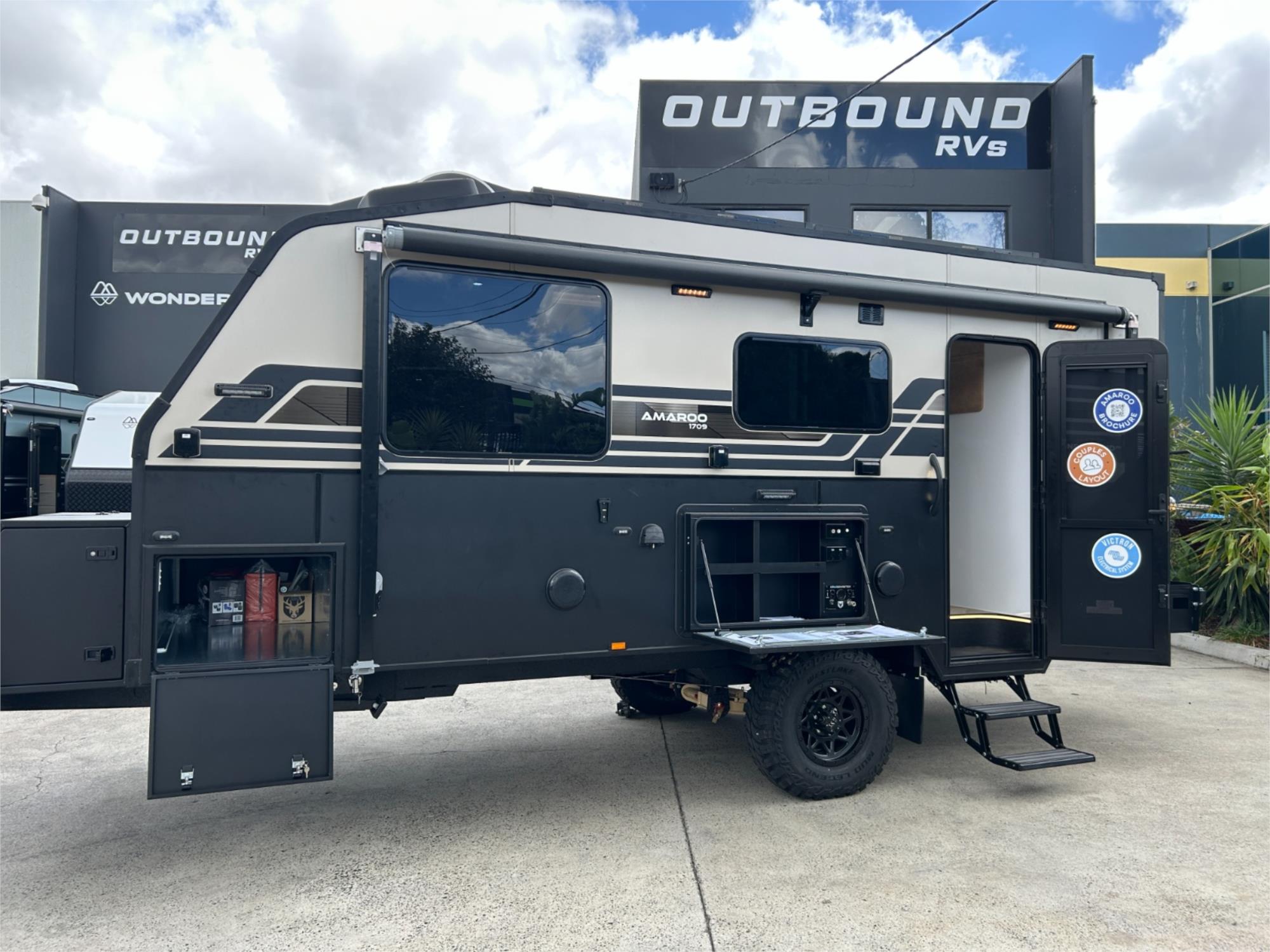Amaroo 1709 Rear Lounge Couples